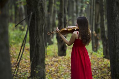 Kırmızılı Kadın