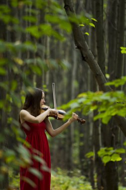 Kırmızılı Kadın