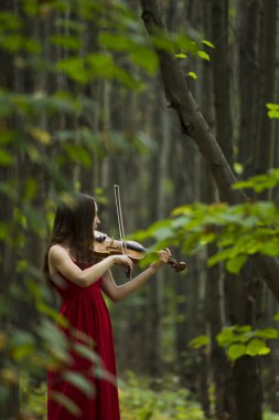 Kırmızılı Kadın