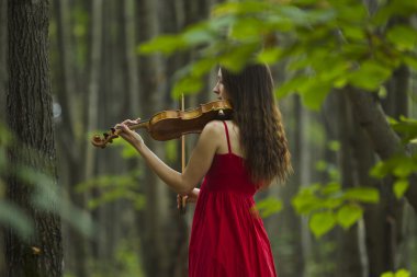 Kırmızılı Kadın