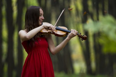 Kırmızılı Kadın