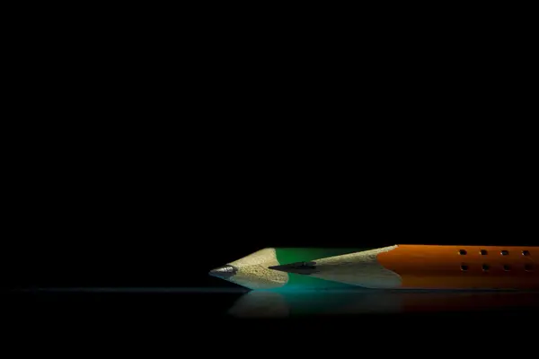 Dvě tužky, oranžová a zelená — Stock fotografie