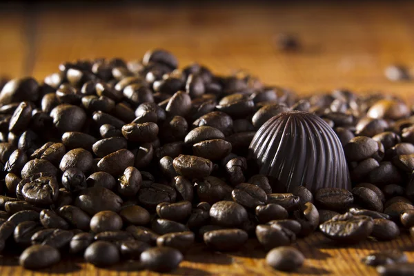 Dulces de chocolate y granos de café —  Fotos de Stock