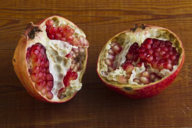 Ahşap zemin üzerinde nar