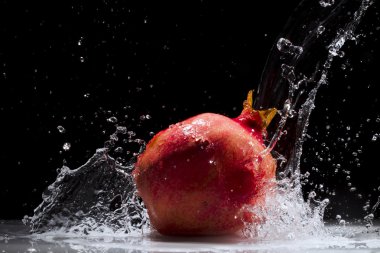 Nar sıçramasına su