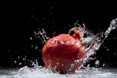 Nar sıçramasına su