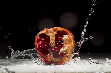 Nar sıçramasına su