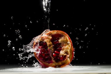 Nar sıçramasına su