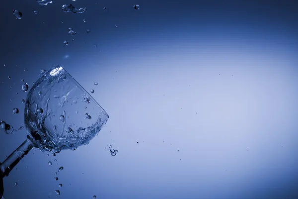Vidro com água corrente — Fotografia de Stock