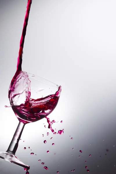 グラスに注ぐワイン — ストック写真
