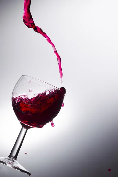 Víno nalévající se do sklenice — Stock fotografie