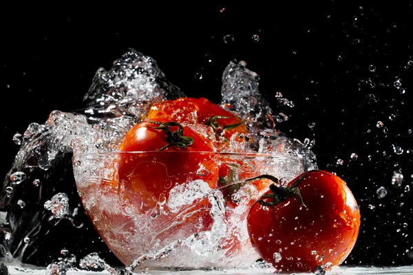 Rode tomaten in een glazen kom — Stockfoto