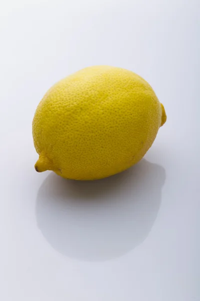 Citron jaune sur fond blanc — Photo