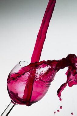 Şarap bardağa doluyor.