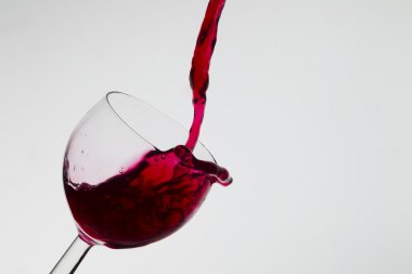 Şarap bardağa doluyor.