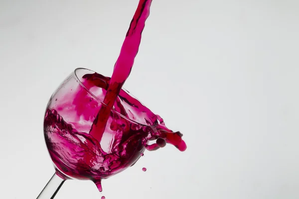 Wino wlewające się do szklanki — Zdjęcie stockowe