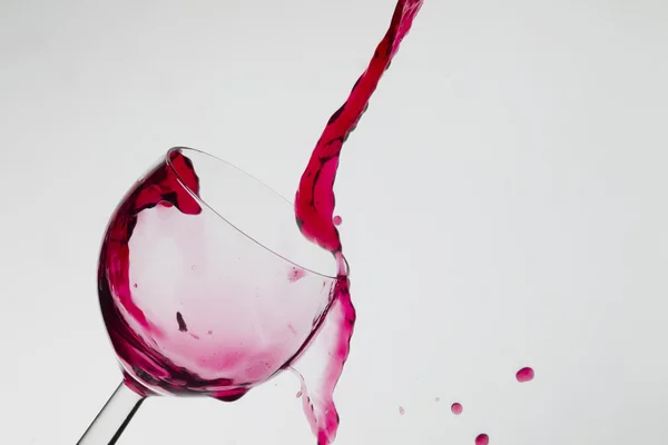 Вино вливається в склянку — стокове фото