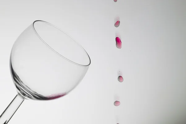 Vino versato in un bicchiere — Foto Stock