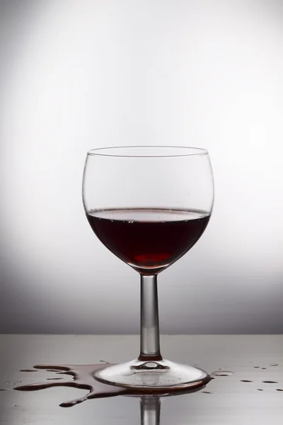 Vino versato in un bicchiere — Foto Stock