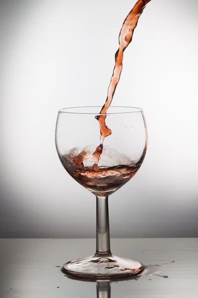 Wijn in een glas gieten — Stockfoto