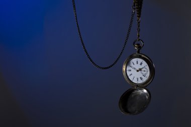 Antika gümüş cep saati bir zincir üzerinde