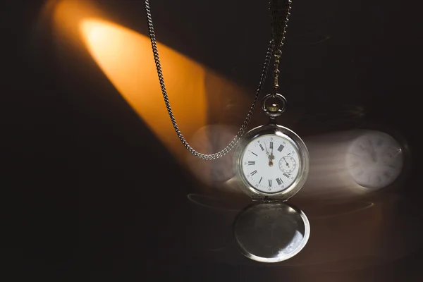 Antyczne srebro kieszonkowy zegarek na łańcuchu — Zdjęcie stockowe