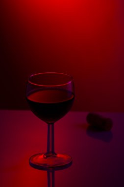 Bir kadeh şarap ile stüdyo natürmort