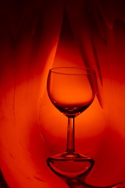 Renkli bir arka plan üzerinde şarap kadehi