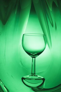 Renkli bir arka plan üzerinde şarap kadehi