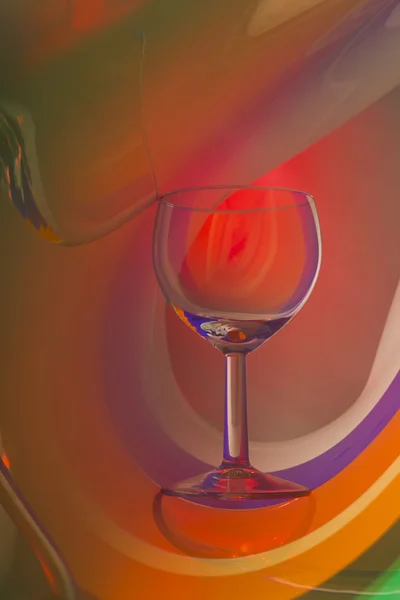 Copa de vino sobre un fondo abstracto de color — Foto de Stock