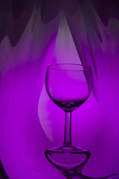 Sklenice na víno na abstraktní barevné pozadí — Stock fotografie