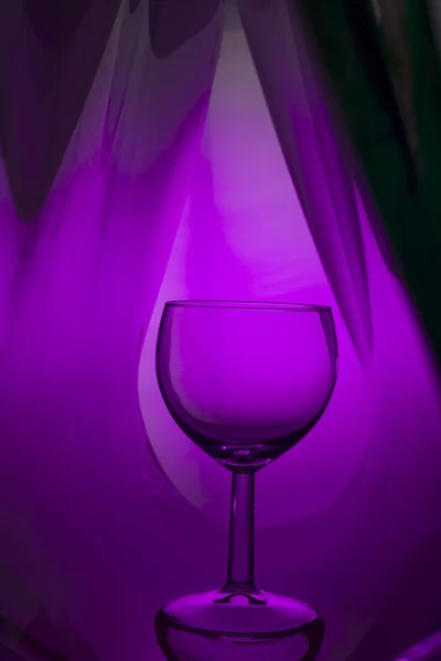 Sklenice na víno na abstraktní barevné pozadí — Stock fotografie