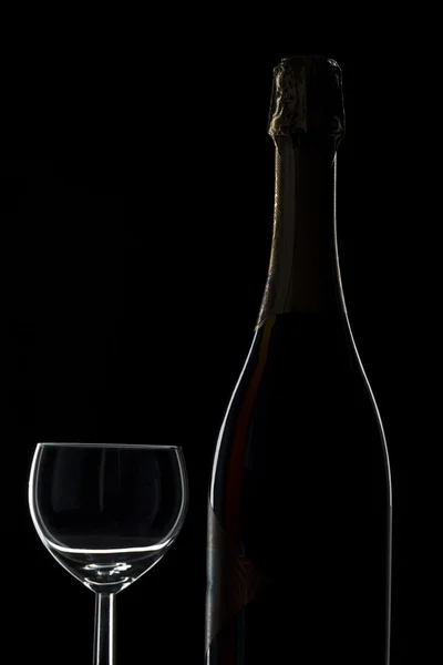 Ένα μπουκάλι σαμπάνια και ένα ποτήρι κρασί — Φωτογραφία Αρχείου