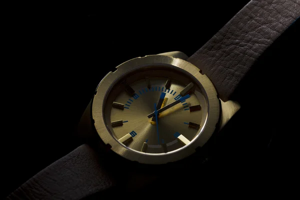 어두운 배경에 손목 시계 — 스톡 사진