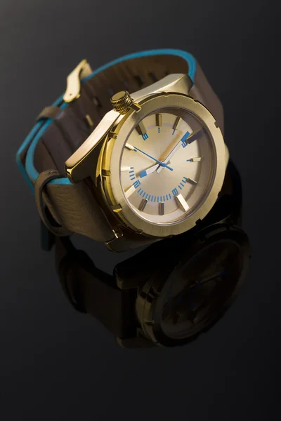 Montres-bracelets sur fond sombre — Photo