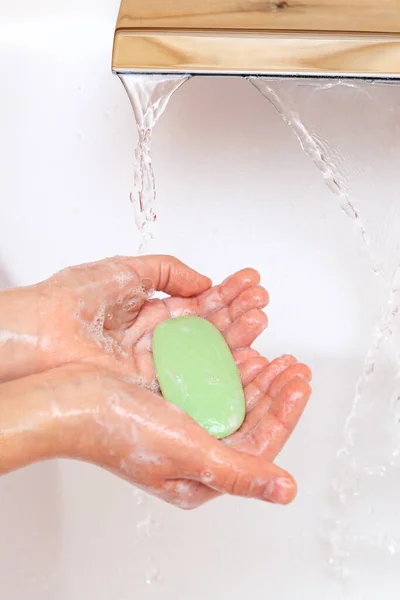 A criança lava as mãos com sabão sob uma torneira com água limpa. Conceito de higiene. Prevenção de doenças, cuidados de saúde. — Fotografia de Stock