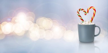 Gri bardakta iki kalp şeklinde şeker ve marşmelovlu kakao. Mavi arka planda parlayan dalga bokeh.