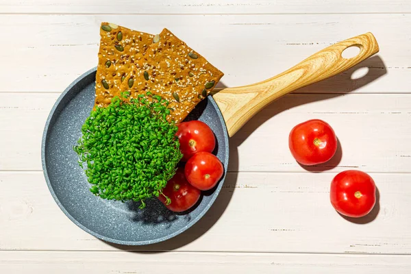 Hijau, tomat, roti dengan biji, biji wijen dalam panci dengan latar belakang putih — Stok Foto