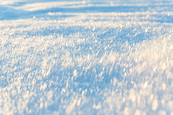 Lindo gradiente, fundo natural de inverno de cristais de gelo e neve iluminados pelo sol. — Fotografia de Stock