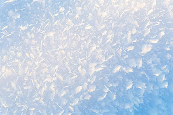 Lindo gradiente, fundo natural de inverno de cristais de gelo e neve iluminados pelo sol. — Fotografia de Stock