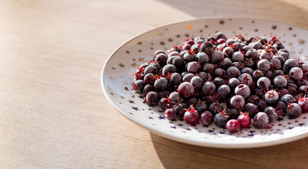 Замороженные клубничные ягоды на тарелке крупным планом.