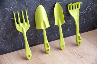 Plastik bahçe aletleri. Bahçıvanlık, bahar ekimi ve hobiler..