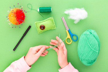 Adım adım, yedinci adım. Keçeli kalemden oyuncak dikme işlemi