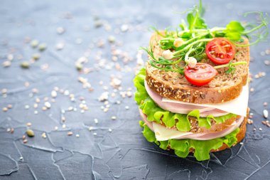 Geleneksel çift sandviç ve dokulu bir arka plan. Okul yemeği, fast food..