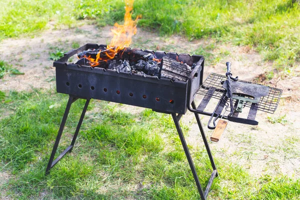 Brazier or grill with burning charcoal, grill grate. Cooking in the backyard. — Stock Photo, Image