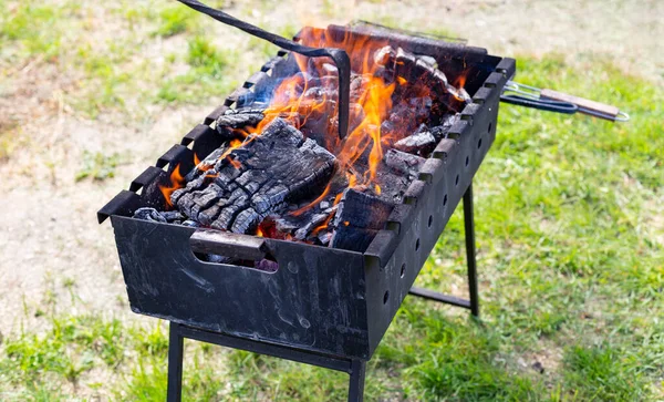 Brasilier oder Grill mit brennender Holzkohle in Großaufnahme. Kochen im Hinterhof. — Stockfoto