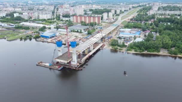 Nehir boyunca inşa edilecek yeni köprünün havadan görünüşü. — Stok video