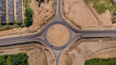 Yeni bir kavşağın yukarıdan aşağı hava görüntüsü. İnşaat işi.