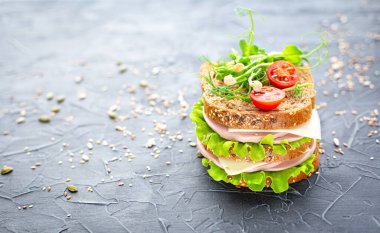 Koyu dokulu arka planda geleneksel çifte sandviç. Okul yemeği..