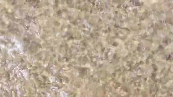 Wellen klaren Wassers über feinen Sand, Glanz und Glut. Trendender Hintergrund. — Stockvideo